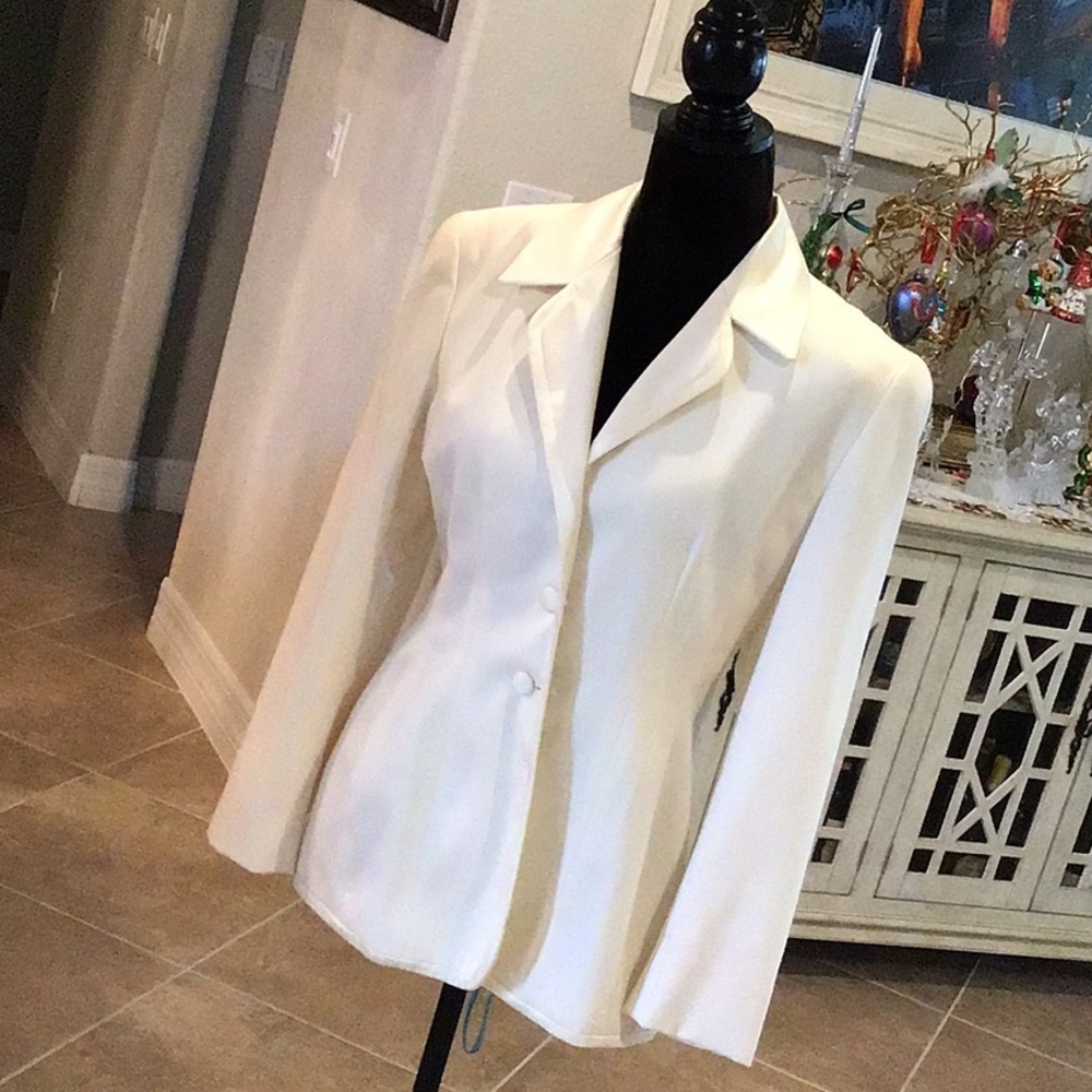 Juliana Collezione winter white 3 button front blazer, size 6